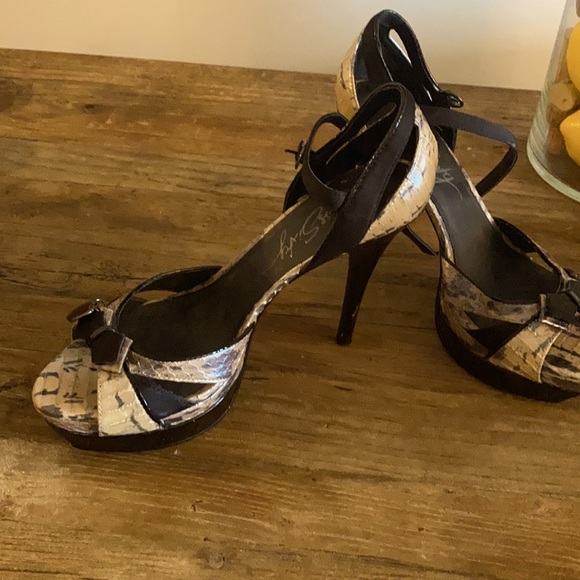 Shoes - Picture 3 of 16